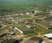 805570 Luchtfoto van een deel van het industrieterrein Lage Weide te Utrecht met links de kruising van de Atoomweg en ...